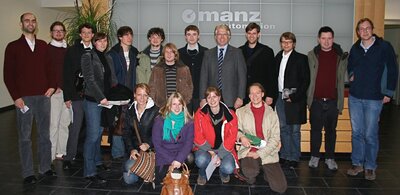 Die Exkursionsteilnehmer mit dem Vorstandsvorsitzenden Dieter Manz